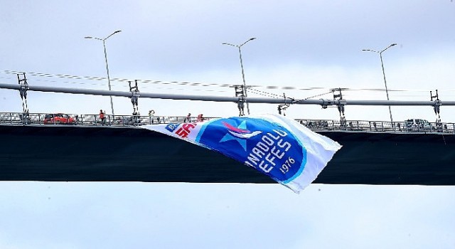 Anadolu Efes;in Şampiyonluk bayrakları bir kez daha İstanbul Boğazı&#39;nda