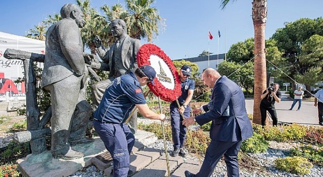 Başkan Soyerden Ataya ve İnönüye saygı çelengi