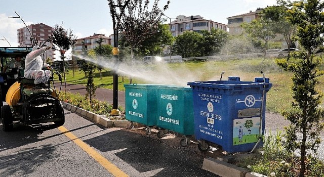 Belediye ekipleri sivrisinek ve haşereye karşı ilaçlama yapıyor 