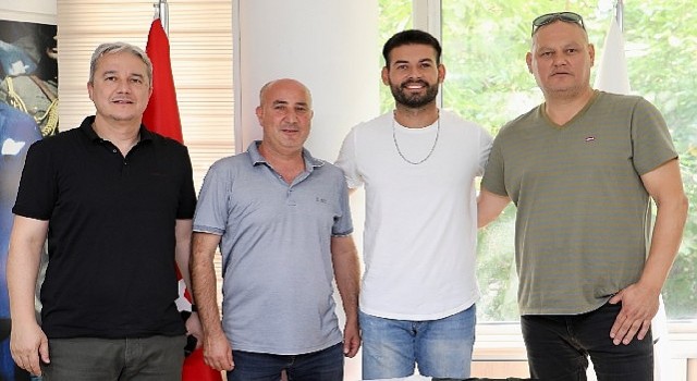 Burhaniye Belediyespor, gol kralı ile yola devam ediyor