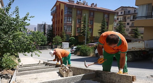 Çankayada merdivenli yol yapımı sürüyor 