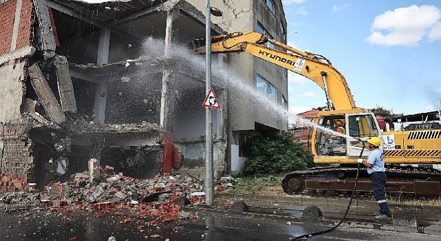 Fatih Mahallesindeki 33 yıllık bina yıkıldı