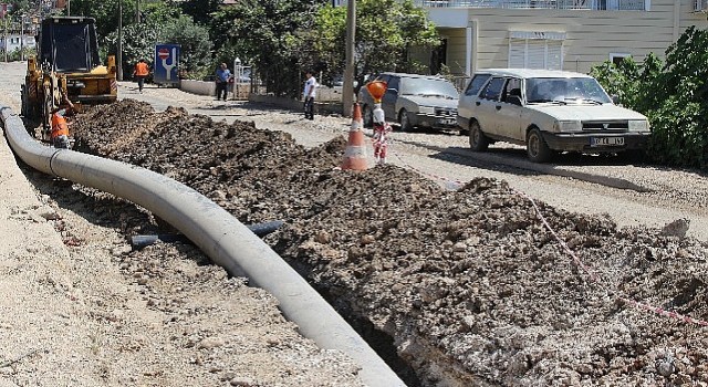 Finike merkezindeki eskiyen içme suyu boruları yenileniyor