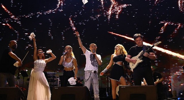 İstanbul Festivalinde Hande Yener ve Serdar Ortaç Rüzgarı Esti