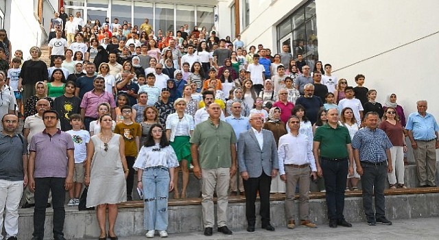 Karabağlar Belediyesinden başarılı öğrencilere bisiklet armağanı