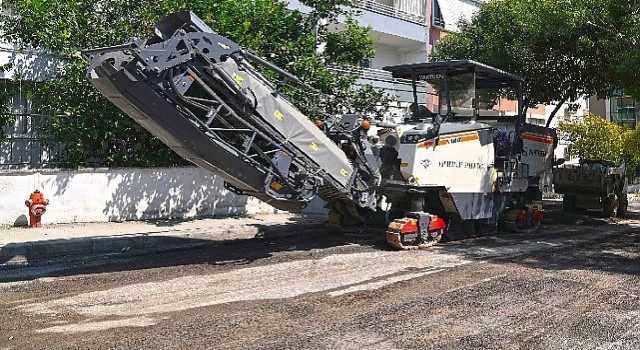 Karabağlar da asfaltlama çalışmaları sıcak dinlemiyor