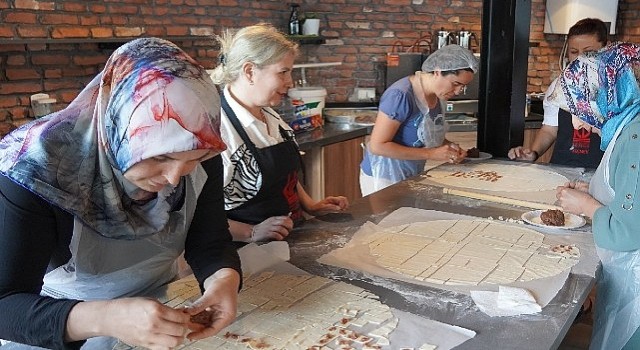 Ödüllü mantı bükme yarışması Keçiören&#39;de düzenlendi