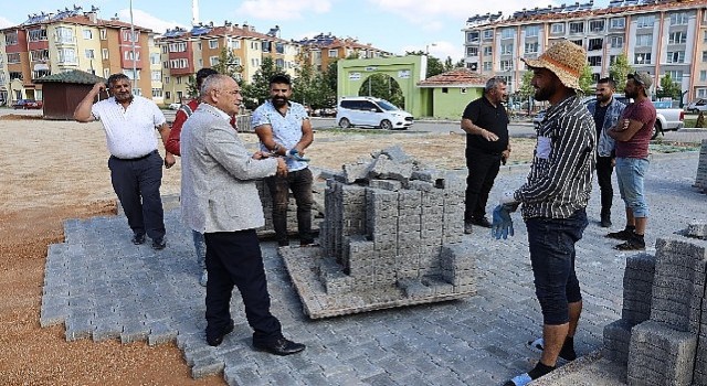 Yahyalı da yeni açılan yollara parke döşeniyor