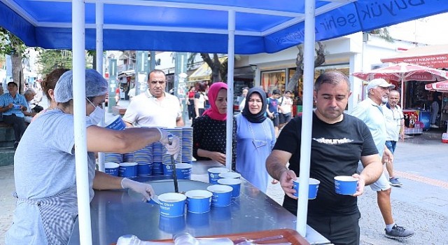 Antalya Büyükşehir aşure ikramına devam ediyor