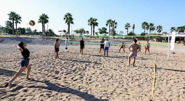 Antalya Büyükşehirden Konyaaltı Plajına Ücretsiz Plaj Voleybol Sahaları