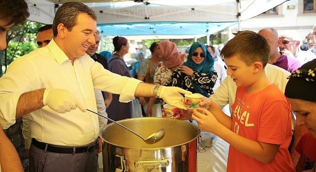 Bergama Belediye Başkanı Hakan Koştu aşure dağıttı