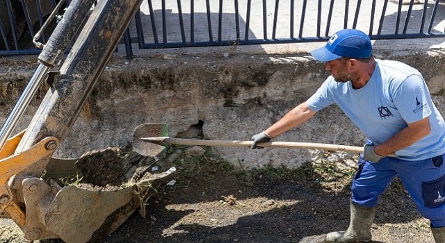 Dikilideki Sülüklü Deresi temizlendi