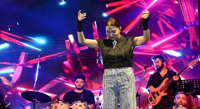 Ebru Yaşardan Büyüleyici Sahne Performansı: Hastalığa İnat!