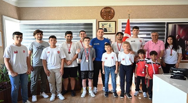 Kemer Belediyesi Kick Boks takımından Başkan Topaloğluna ziyaret