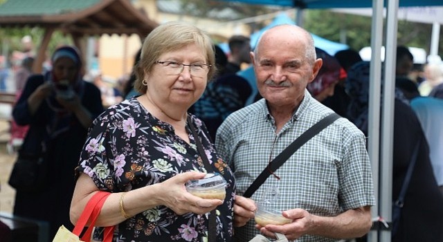 Kocaeli Büyükşehirden esnaf ve vatandaşa aşure ikramı