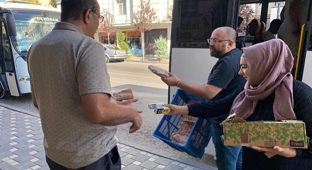 Turkuaz masa ekiplerinden sabah vatandaşlara simit ve meyve suyu ikramı 