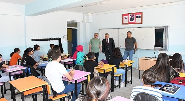 Başkan Tekin, okulun ilk günü öğrencileri yalnız bırakmadı