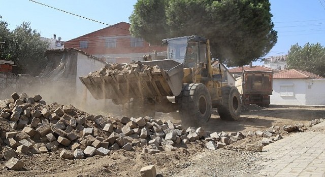 Burhaniye Belediyesi, 7 ayrı noktada eş zamanlı yapılan yol çalışmalarına devam ediyor!