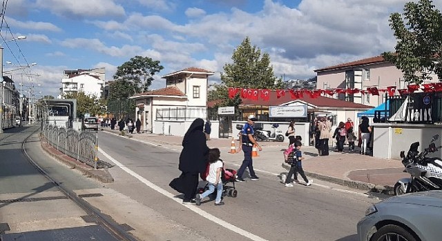 Büyükşehir Zabıtası Okul Önlerinde, Çocuklar Güvende