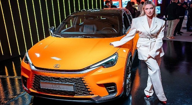 Hadise Londrada Lexusun Sanatsal Otoparkında LBX Cool ile Tanıştı