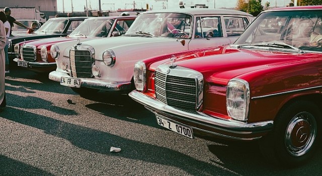 Rengarenk Klasik Otomobiller Harem&#39;den Üsküdar Meydanına doğru nostaljik tura çıktı