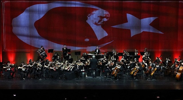 Sabancı Topluluğu, Cumhuriyetin 100;üncü yılını Şef Cem Mansur yönetiminde Türkiye Gençlik Filarmoni Orkestrası ile kutladı