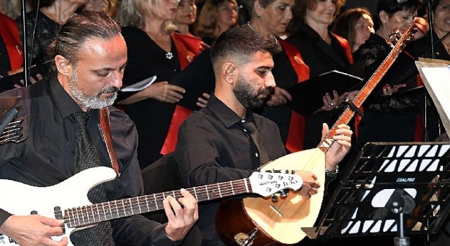 100 kişilik Türk Halk Müziği Cumhuriyet Korosu Kemerde konser verdi