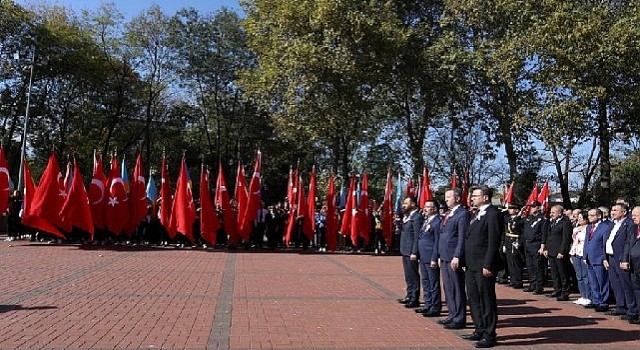 29 Ekim Cumhuriyet Bayramının 100. yıldönümü kutlamaları, bugün Atatürk anıtı önünde düzenlenen çelenk sunma töreniyle başladı.