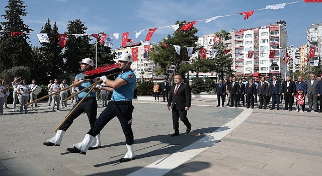 Antalya Büyükşehirde Atatürk Anıtına çelenk sunma töreni