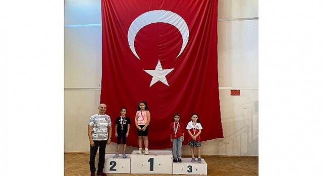 Badminton;da Bayraklı farkı!