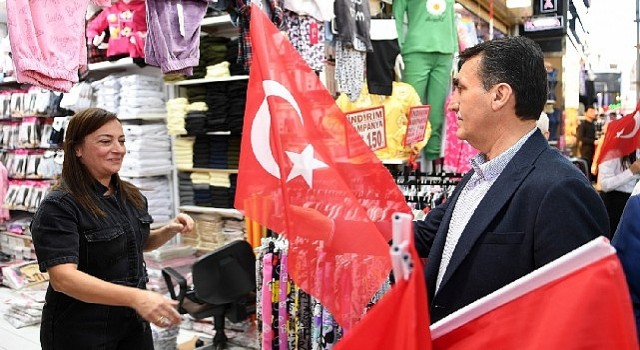 Başkan Dündardan çarşı esnafına Türk Bayrağı