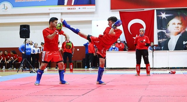 Bayraklı;da Cumhuriyet coşkusu sporla başladı!