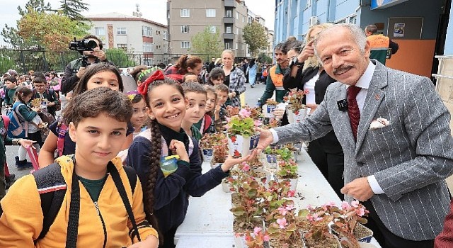 Bayrampaşada okullar begonya ile renklendi