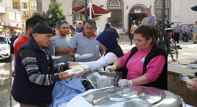 Burhaniye belediyesi Kocacami mahallesi&#39;nde Atamız ve Şehitlerimiz için hayır düzenledi