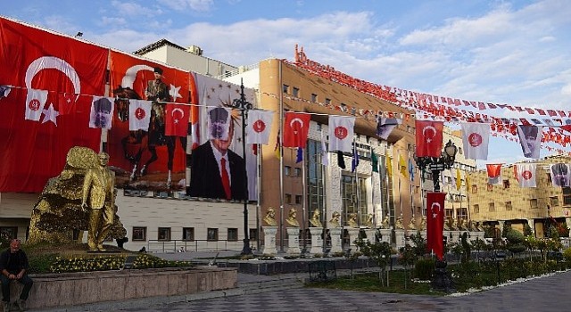 Keçiörenin cadde ve sokakları cumhuriyetin 100.yılı kutlamaları için bayraklarla donatıldı