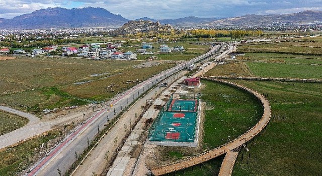 Van sahi yolu;nda peyzaj ve ağaçlandırma çalışması sürüyor