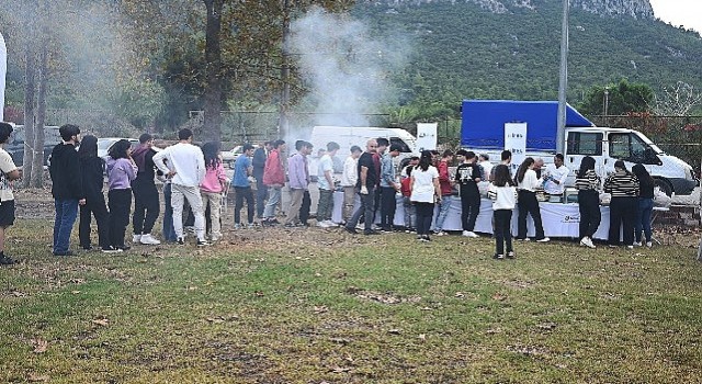 Başkan Topaloğlundan öğrencilere mangal partisi