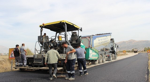 Büyükşehirden Elmalıya köprü ve sıcak asfalt