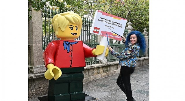 Dev LEGO minifigürleri kızlara ilham vermek için sokağa çıktı!