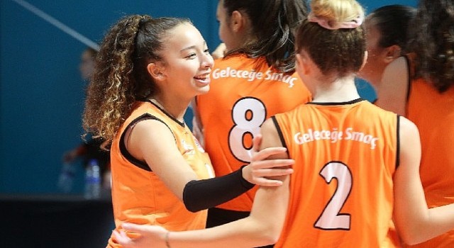 İlber Ortaylı, Eczacıbaşı Geleceğe Smaç  15. Gelişim Turnuvasında  Geleceğin Voleybolcularıyla Bir Araya Geldi