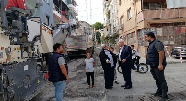 Karabağlar Belediyesi asfalt ekipleri serimlerine devam ediyor