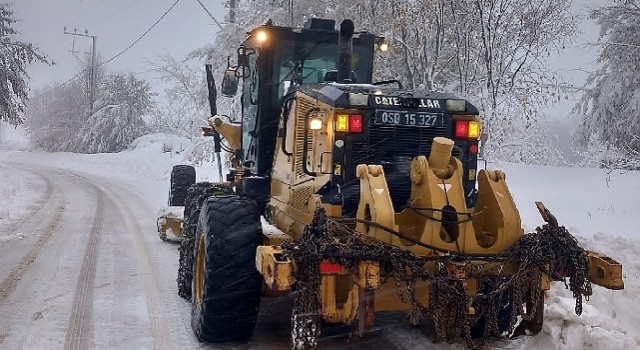 Osmangazide karlı yollara anında müdahale