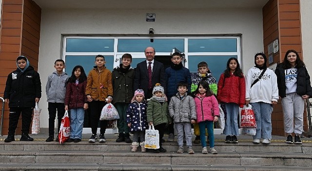 Başkan Pekyatırmacı çocuklara şivlilik dağıttı