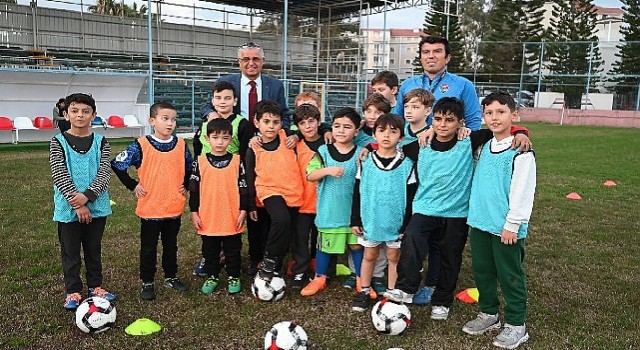 Başkan Topaloğlu, geleceğin futbolcularıyla bir araya geldi