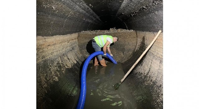 Büyük Kanaldaki temizlik çalışmaları yerin 8 metre altında sürüyor