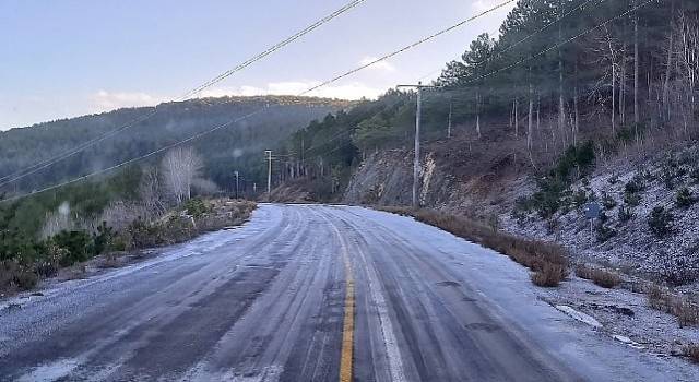 Büyükşehir Ekipleri Buzlanmaya Karşı Tuzlama Çalışması Yaptı