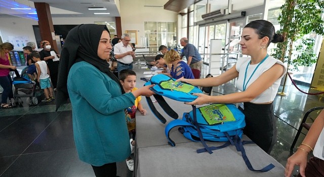 Gaziemirde zorluklar sosyal hizmetlerle aşılıyor