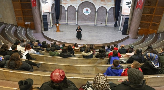 Nevşehir Belediyesi Şehir Tiyatrosunda yeni dönem atölye çalışmaları yoğun bir katılımla başladı.