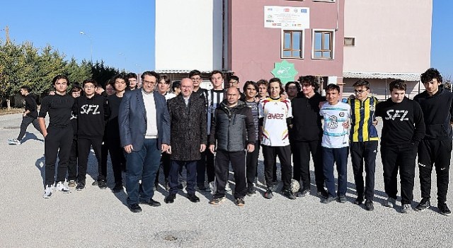 Selçuklu fen lisesine kapalı spor salonu ve suni çim saha kazandırılıyor