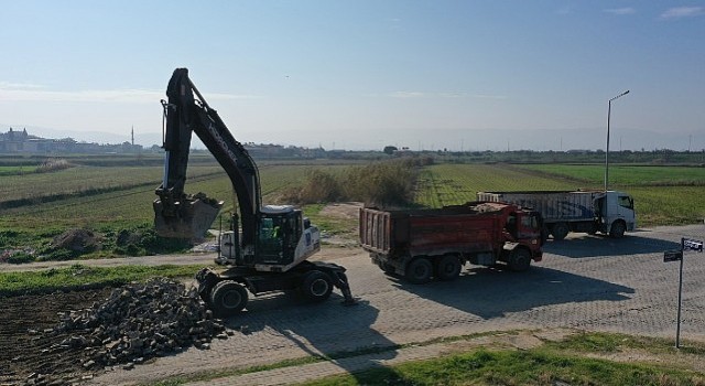 Aydın Büyükşehir Belediyesi, kent genelinde eş zamanlı olarak sürdürülen yol yapım çalışmalarına devam ediyor